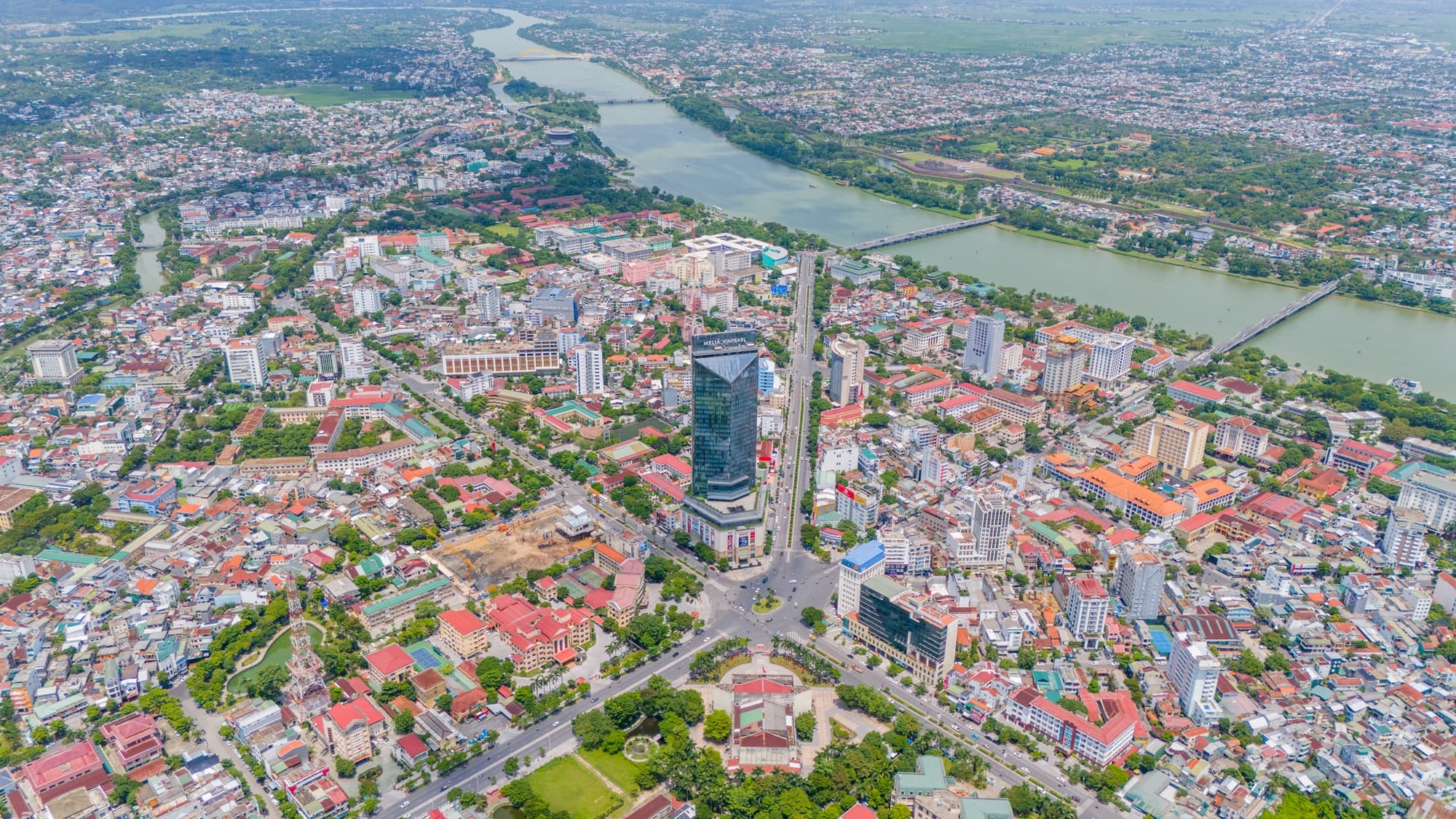 Đôi bờ sông Hương bừng sáng, đô thị di sản Huế rực rỡ chưa từng thấy