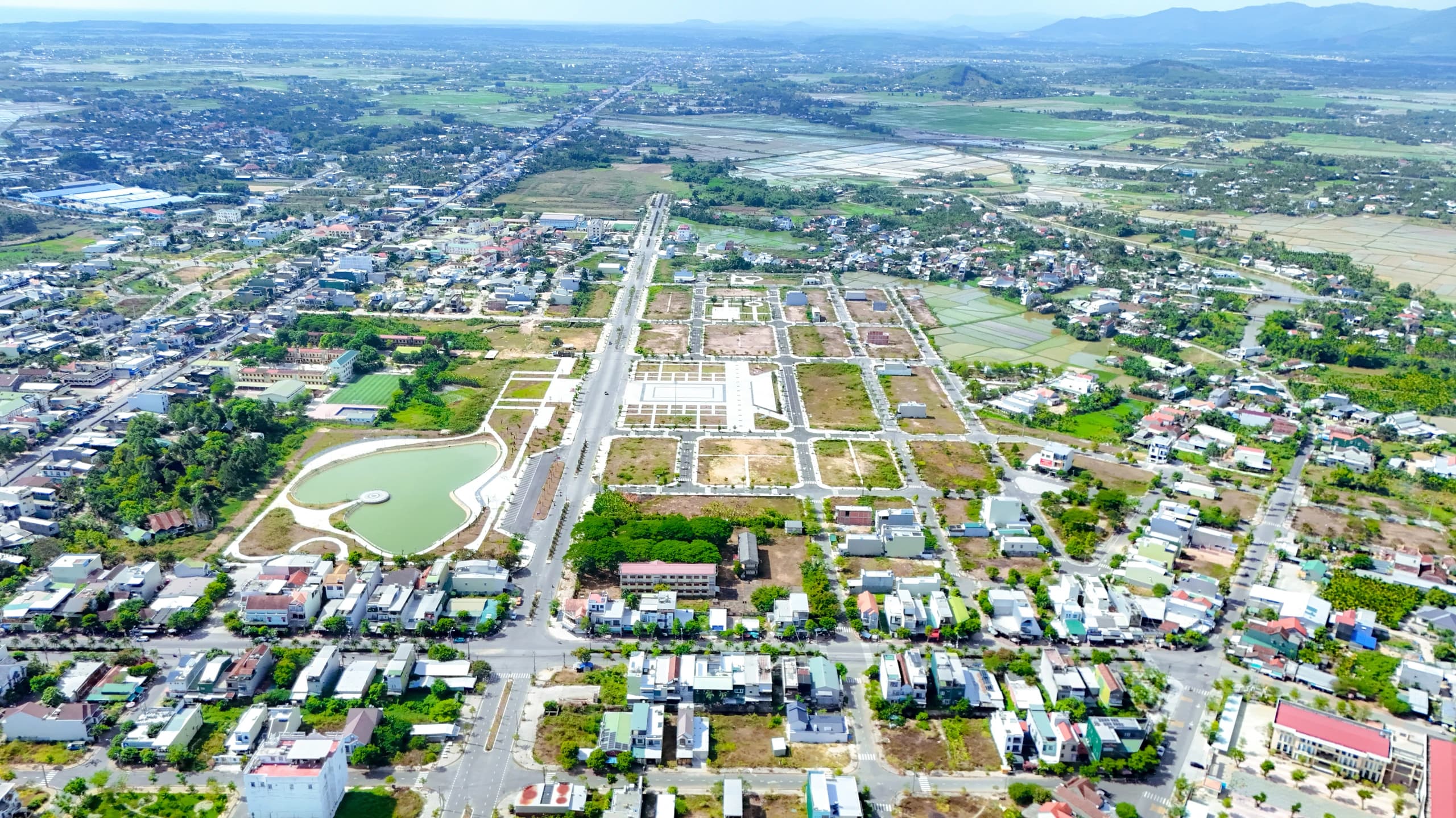 Quảng Ngãi: Từ "thủ phủ công nghiệp" đến cực tăng trưởng kinh tế - đô thị mới của miền Trung